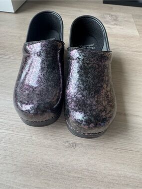 Dansko Clogs -patent metallic splatter